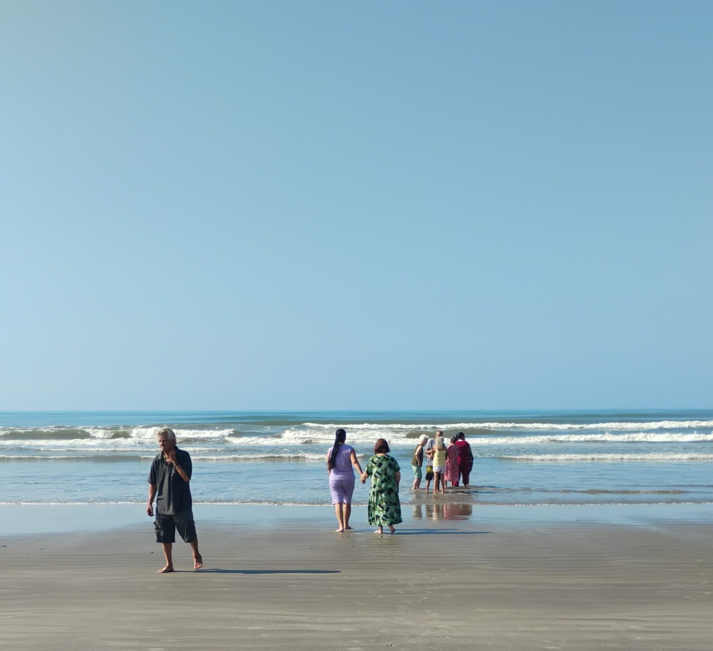 Idosos e Equipe na Praia